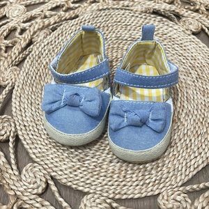 Cute denim crib shoes. EUC baby girl shoes